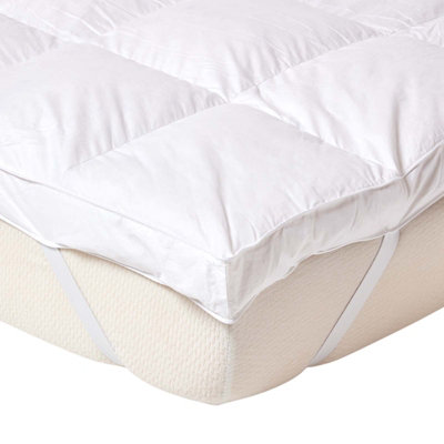 Homescapes Goose Feather Mattress Topper King Bed7Cm ThickBreathable100% Cotton CoverHypoallergenicElasticated Straps from B&Q