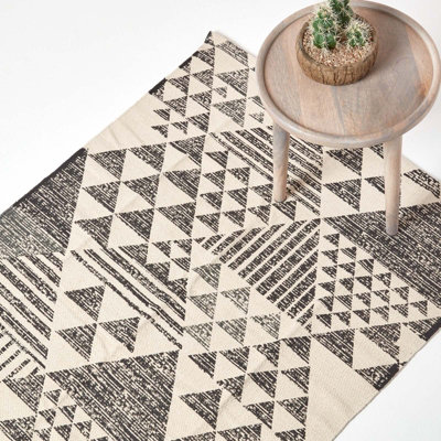 Homescapes Delphi And Geometric Style 100% Cotton Printed Rug, 90 X 150 Cm Black/White