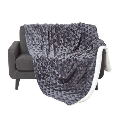 Homescapes Geometric Triangle Velvet Throw, 160 X 200Cm Dark/Grey