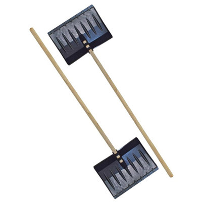 Pluto Packaging 2 X Long Wooden Handle Strong Snow Shovels Spade For Driveways Snow & Debris
