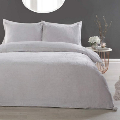 B&Q Smart Living Luxurious Pom Pom Fleece Duvet Cover With Pillowcases Green