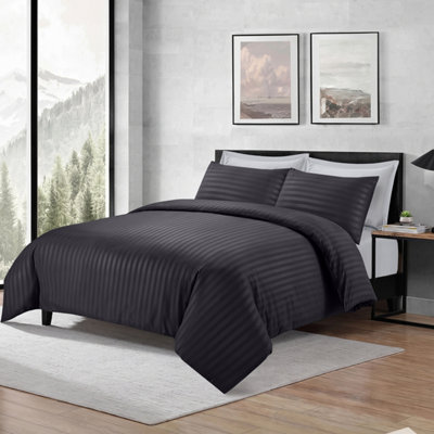 B&Q -  Stripe Duvet Cover & Pillowcase Set Super King (Black260X220Cm)