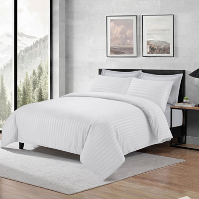B&Q -  Stripe Duvet Cover & Pillowcase Set Super King (White260X220Cm)