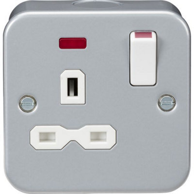 B&Q -  Metal Clad 13A 1 Gang Dp Switched Socket With Neon IndicatorMr7000N