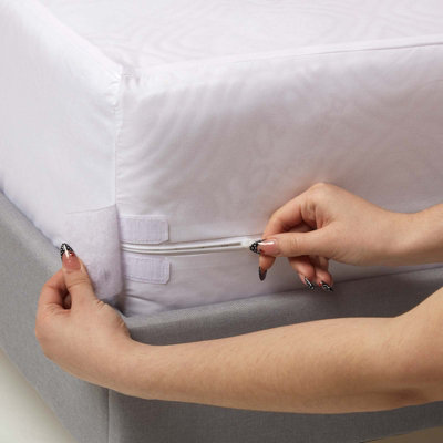 Homescapes Luxury Zipped Mattress Encasement 30 Cm Waterproof from B&Q