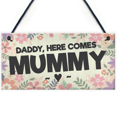 Red Ocean Page Boy Gift Wedding Sign Daddy Here Comes Mummy Funny Wedding Gift from B&Q