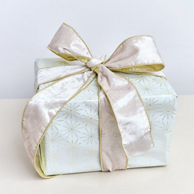 Melody Maison Large White & Gold Shiny Velvet Wired Ribbon Garland270Cm (2.7M / 106.3') from B&Q