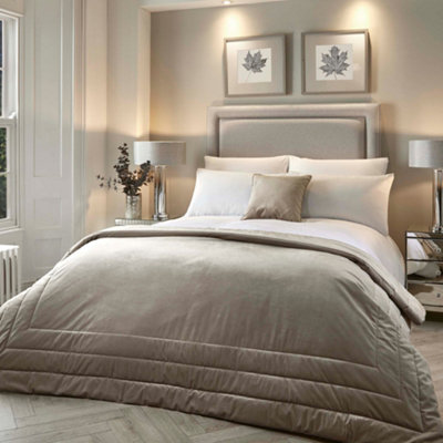 Soirée Melanie Glamorous Velvet Warm Bedspread Throw 150Cm