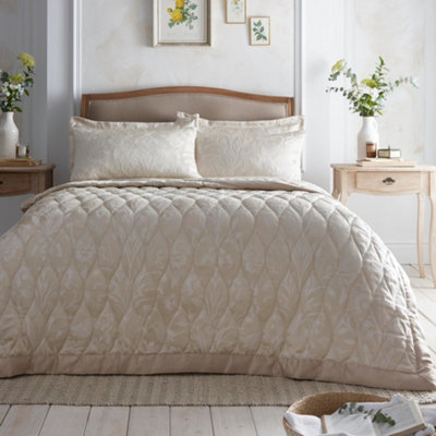 Appletree Elysia Filled Jacquard Bedspread