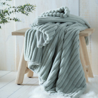 Appletree Morritz Super Soft Faux Fur Throw