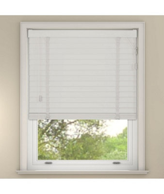140Cm White Venetian Blind With Tapes 130Cm Drop from B&Q
