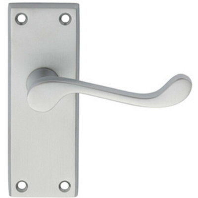 B&Q Pair Victorian Scroll Lever On Short Latch Backplate 118 X 43Mm Satin Chrome