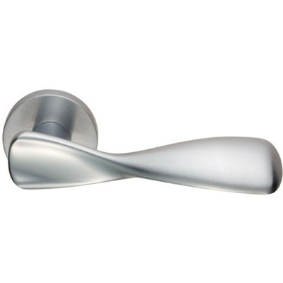 B&Q Pair Ergonomic Twisted Handle On Round Rose Concealed Fix Satin Chrome