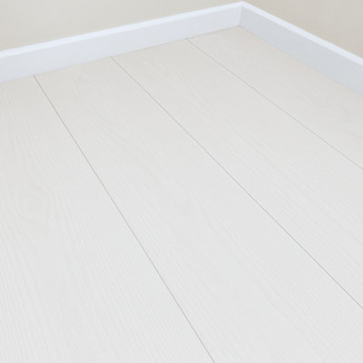 B&Q -  Washed White Wood Effect Laminate Flooring 8mm Thick Click Installation 1M2 Pack Suitable For Underfloor Heating