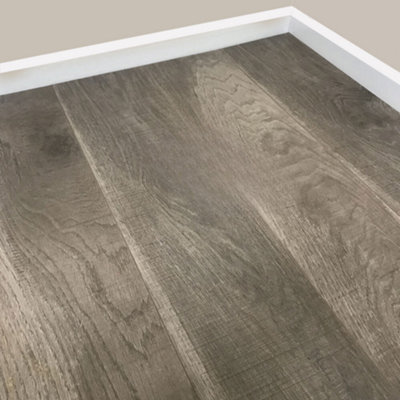 Royale Chestnut Brown Wood Effect Laminate Flooring 8mm Thick Click Installation 1M2 Pack Suitable For Underfloor Heating