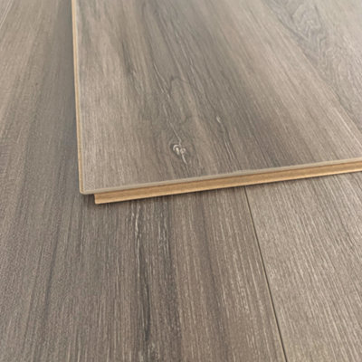 Royale Modern Chestnut Wood Effect Laminate Flooring 8mm Thick Click Installation 1.2M2 Pack Suitable For Underfloor Heating