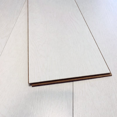 B&Q -  Modern White Wood Effect Laminate Flooring 8mm Thick Click Installation 1M2 Pack Suitable For Underfloor Heating
