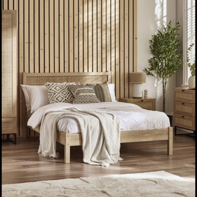 Julian Bowen Oak Bed Frame - King Size - Rattan Headboard - Image 8