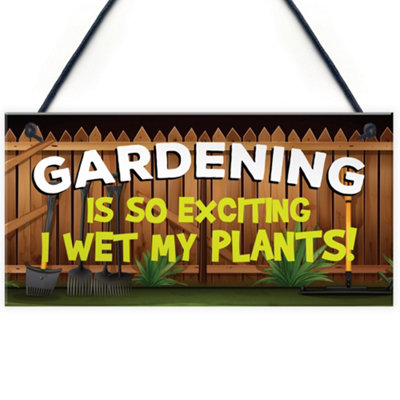 Red Ocean Funny Garden Sign Plaque So Exciting I Wet My Plants Funny Novelty Garden Shed Sign Summerhouse from B&Q