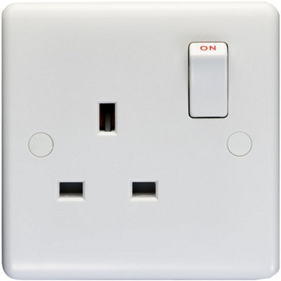 B&Q -  1 Gang Single Pole 13A Switched Uk Plug SocketWhite Plastic Wall Power Outlet