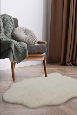 B&Q -  Luxury Soft Feel Faux Fur In White