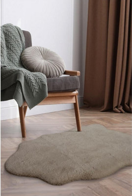 B&Q -  Luxury Soft Feel Faux Fur In Natural