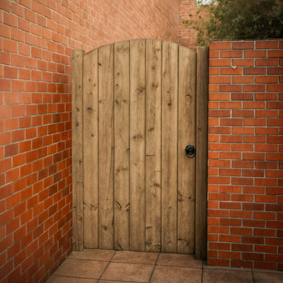 B&Q -  Ruby Curved Featheredge Side Gate 1.8M Ruby Pressure Treated Wooden Side Gate 950mm Wide Right Hand Hinge