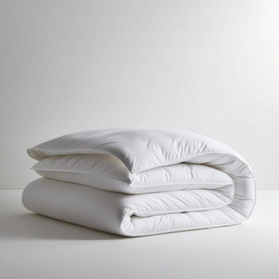 Imperial Rooms 2.5 Tog Lightweight DuvetDouble 200X200CmAiry Hollowfibre ComfortBreathable & Gentle On Skin from B&Q