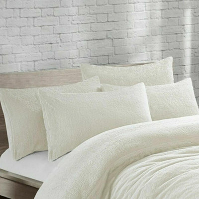 Homes & Linen Teddy Fleece Warm And Cosy Plush Fluffy Cuddly Thermal Pair Pillow Case from B&Q