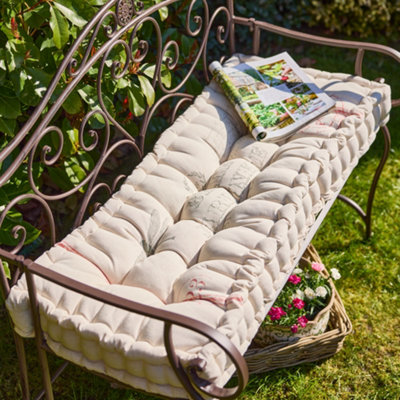 Dibor Traditional Belle Jardinere Red Summer Outdoor Garden Bench Cushion (L)112Cm X (W)44Cm from B&Q