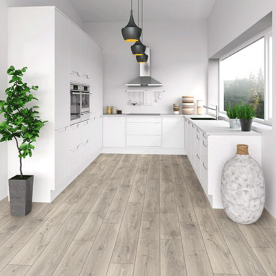 Silverdale Oak 8mm Laminate Flooring from B&Q