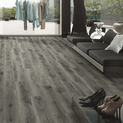 Tomahawk Oak 8mm Laminate Flooring from B&Q