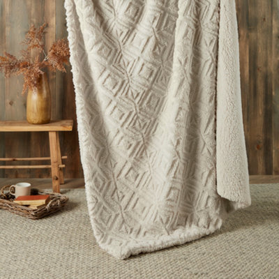 B&Q -  Geo Fleece Natural Super Soft Fleece & Sherpa Throw