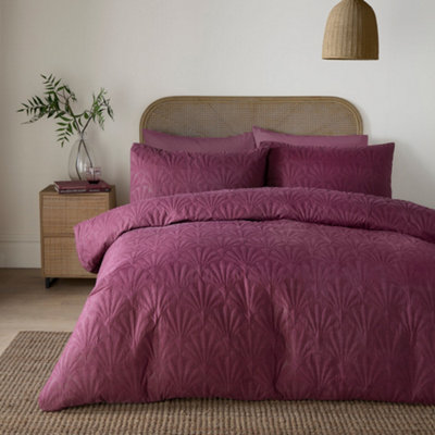 B&Q -  Cavali Pinsonic Microfibre Berry Duvet Cover Set