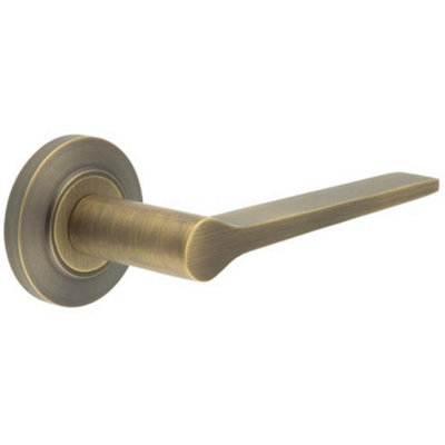 B&Q -  Antique Brass Door Handle On Chamfered RoseClassic & Elegant DesignSolid Brass Interior Handle