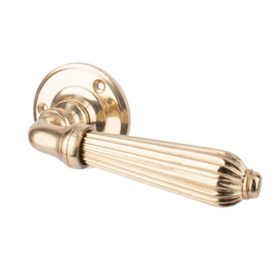 Dart Heavy Cast Brass Reeded LeverUn Sprung On A Plain Round Rose (Sold In Pairs)Polished Brass from B&Q