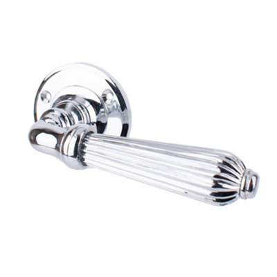 Dart Heavy Cast Brass Reeded LeverUn Sprung On A Plain Round Rose (Sold In Pairs)Polished Chrome from B&Q