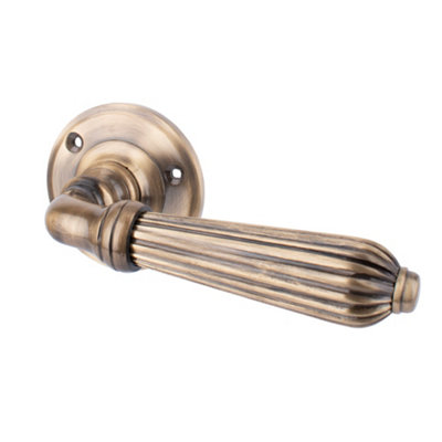 Dart Heavy Cast Brass Reeded LeverUn Sprung On A Plain Round Rose (Sold In Pairs)Antique Brass from B&Q