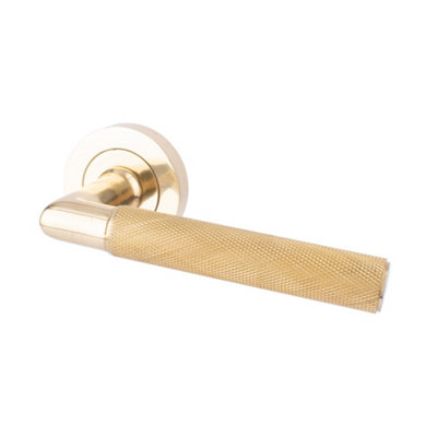 Dart Heavy Cast Brass Knurled Lever Door HandleUnsprung On A Concealed Round Rose (Sold In Pairs)Polished Brass from B&Q