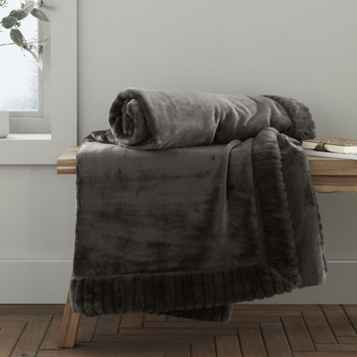 Cat Charcoal Grey Catherine Lansfield Charcoal Velvet & Faux Fur Blanket Throw - Image 17