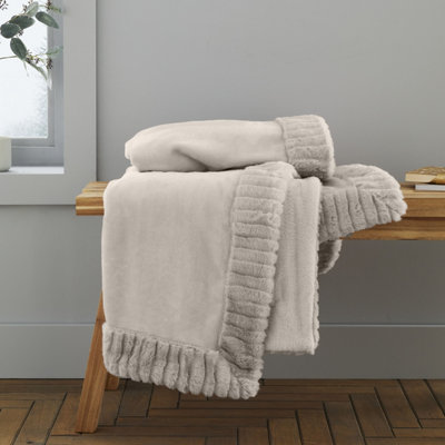 Catherine Lansfield Unisex Natural Velvet & Faux Fur 150 X 200Cm Blanket Throw In | Size: 150 Cm X 200 Cm - Image 15