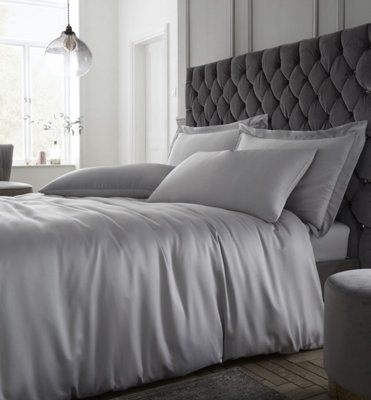 B&Q -  Bedding Silky Soft Satin Duvet Cover Set With Pillowcases Silver Grey - Image 10