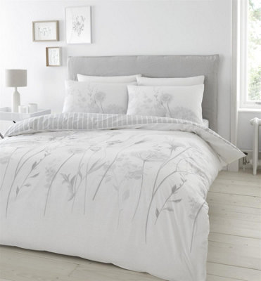 Meadowsweet Floral Reversible Duvet Cover Set with Pillowcases - Image 7