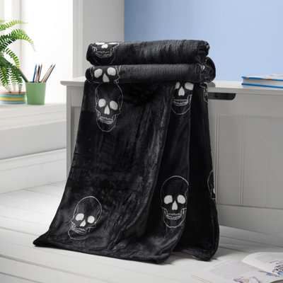Catherine Lansfield Skulls Fleece Cosy Fleece 130X170Cm Blanket Throw Grey from B&Q