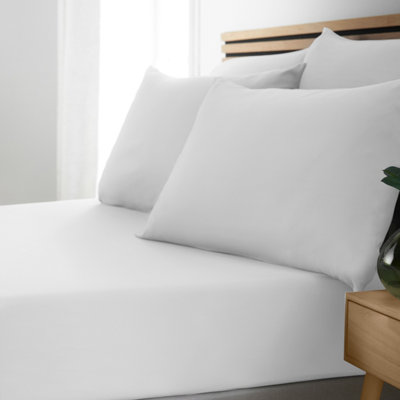 B&Q -  So Soft Non-Iron Super King Fitted Sheet White