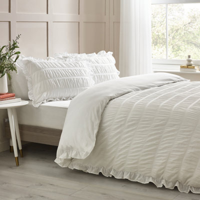 Catherine Lansfield White Seersucker Frill Duvet Cover Set With Pillowcases