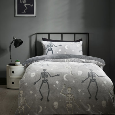Catherine Lansfield Dark/Grey Halloween Skeleton Fleece Glow In The Duvet Cover Set With Pillowcases