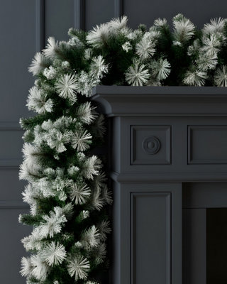 B&Q -  Christmas Garland9 Ft Snowtipped Cedar Pine140 Tips Flexible Indoor Outdoor Fireplace & Staircase Decorations
