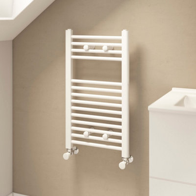 Flomasta Flat White 928Btu Vertical Towel Radiator (W)400mm X (H)700mm from B&Q