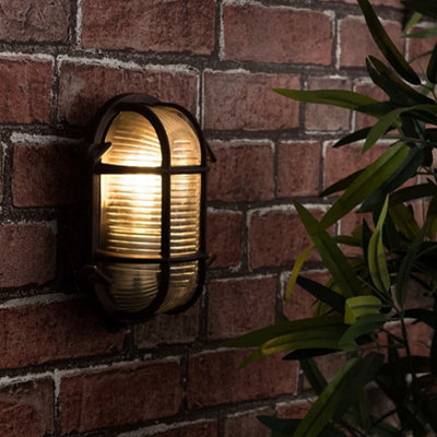 B&Q -  Bow Rust Nautical Oval Bulkhead Ip64 Cool Led Outdoor Wall Light